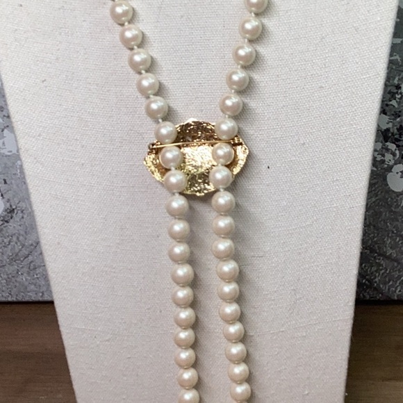 Cream Faux Pearl Necklace with Gold Crystal Brooch - Picture 4 of 4